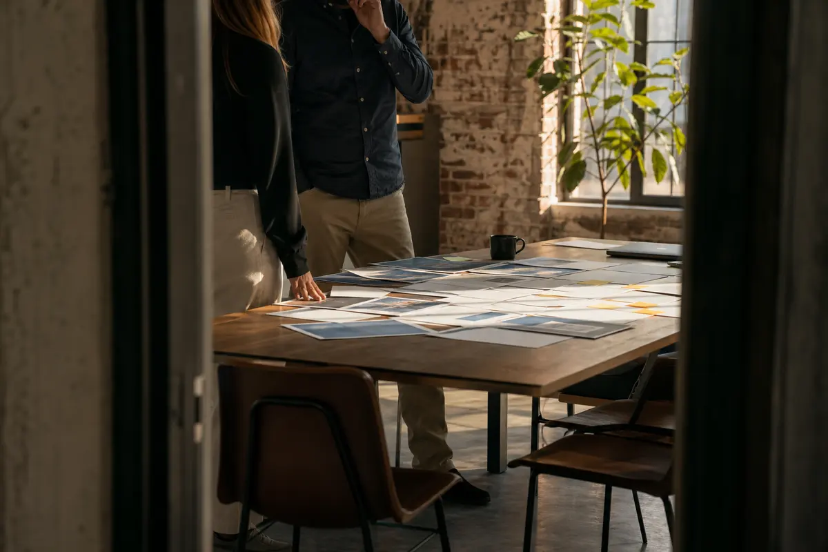 Editorial marketing planning scene for AI SEO in Glen Ellyn, Illinois