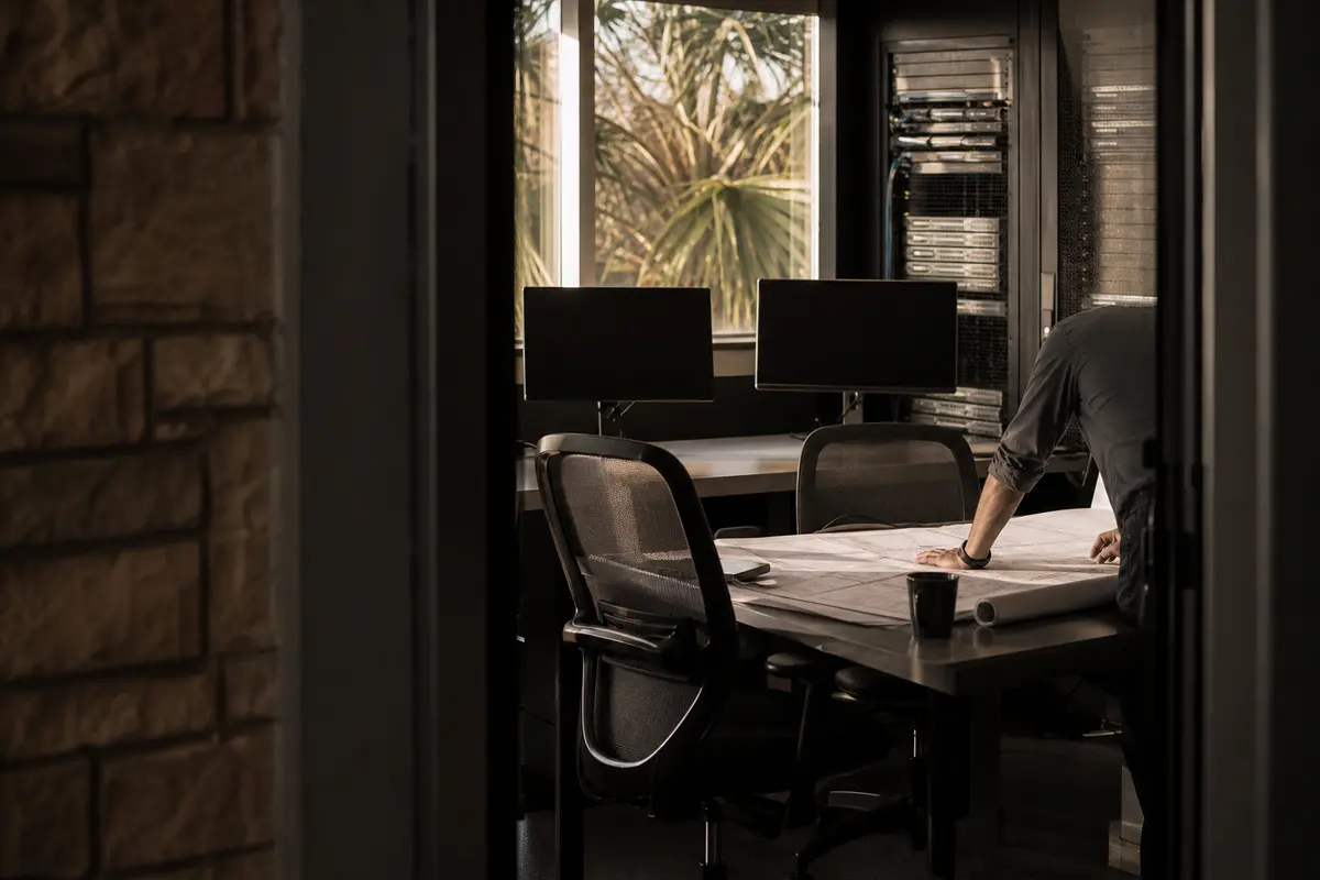 Editorial platform planning scene for Dedicated Hosting in Laketon, Michigan