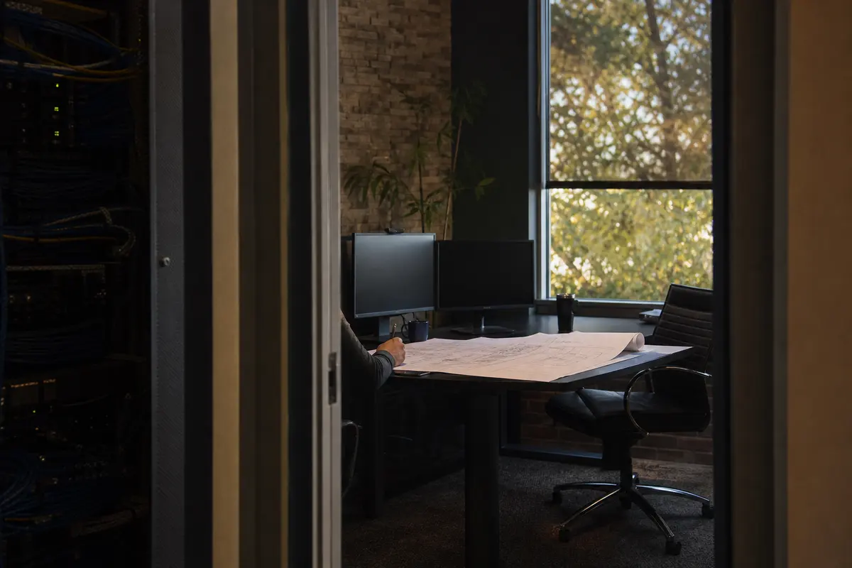 Editorial platform planning scene for Dedicated Hosting in Concord, Missouri