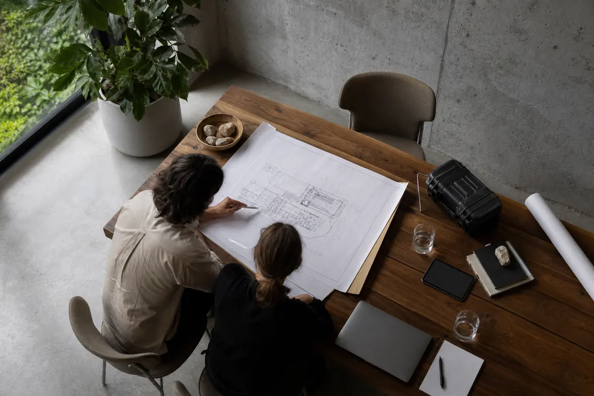 Editorial platform planning scene for Dedicated Hosting in Howland Center, Ohio