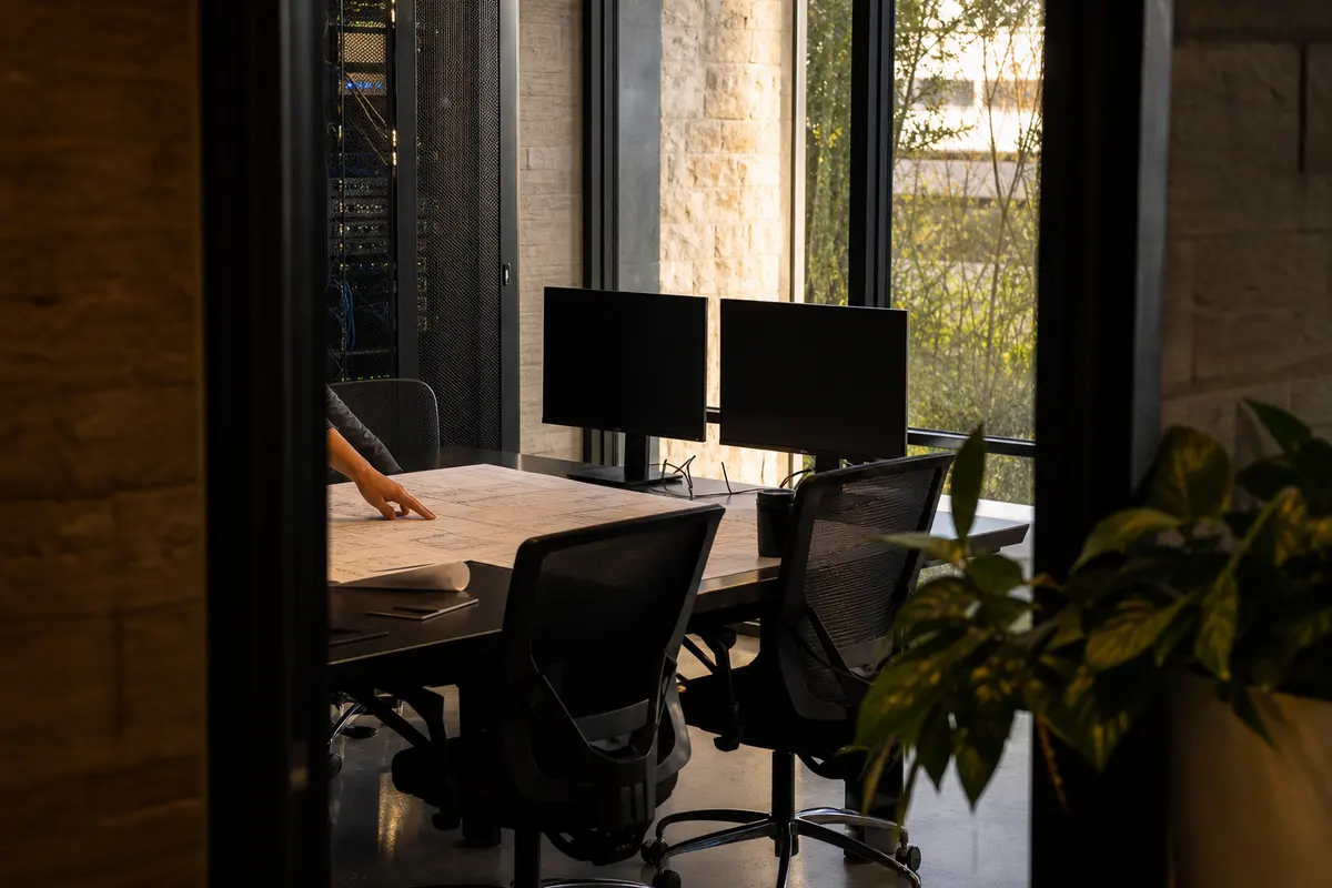 Editorial platform planning scene for Dedicated Hosting in Lewisburg, Tennessee